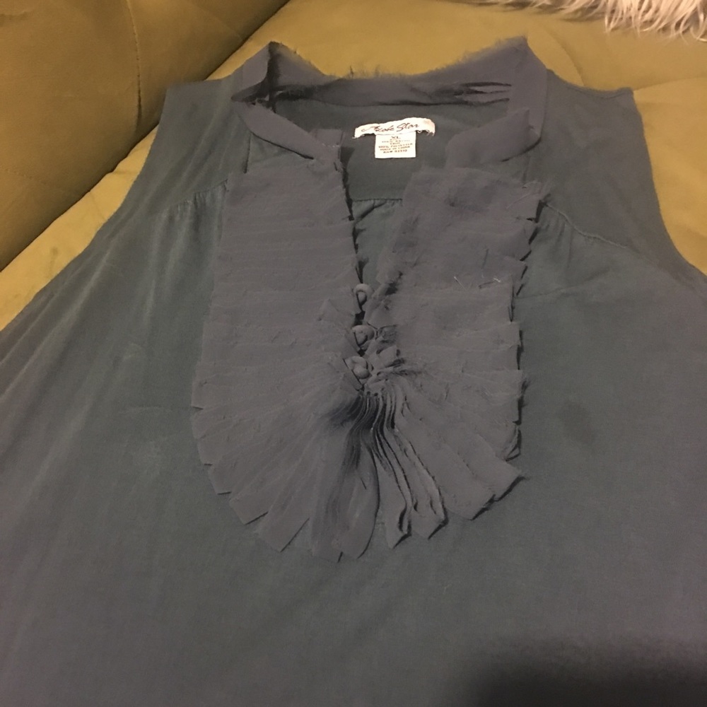 Pretty embellished sleeveless blouse - Picture 2 of 5